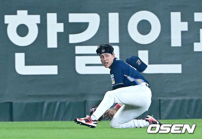 [OSEN=인천, 최규한 기자] 27일 인천 SSG랜더스필드에서 ‘2025 신한 SOL Bank KBO리그’ SSG 랜더스와 NC 다이노스의 경기가 열렸다.이날 홈팀 SSG는 드류 앤더슨, 방문팀 NC는 신민혁을 선발투수로 내세웠다.연장 11회말 무사 1루 상황 SSG 박성한의 뜬공 타구를 NC 중견수 천재환이 몸을 날려 잡아내고 있다. 2025.05.27 / dreamer@osen.co.kr