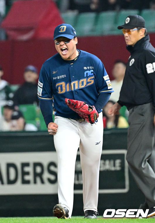 [OSEN=인천, 최규한 기자] 27일 인천 SSG랜더스필드에서 ‘2025 신한 SOL Bank KBO리그’ SSG 랜더스와 NC 다이노스의 경기가 열렸다.이날 홈팀 SSG는 드류 앤더슨, 방문팀 NC는 신민혁을 선발투수로 내세웠다.6회말 SSG 공격을 삼자범퇴로 막아낸 NC 선발 신민혁이 더그아웃으로 향하며 포효하고 있다. 2025.05.27 / dreamer@osen.co.kr