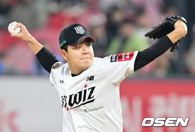 [OSEN=수원, 김성락 기자] 24일 오후 수원 KT위즈파크에서 ‘2025 신한 SOL Bank KBO리그’ KT 위즈와 SSG 랜더스의 경기가 열렸다.홈팀 KT는 강건, 원정팀 SSG는 문승원을 선발로 내세웠다. 8회초 1사 만루 KT 손동현이 마운드에 올라 힘차게 공을 뿌리고 있다. 2025.04.24 / ksl0919@osen.co.kr