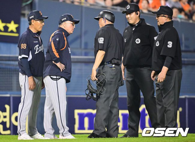 [OSEN=잠실, 박준형 기자] 27일 오후 서울 잠실구장에서 ‘2025 신한 SOL BANK KBO리그’ LG 트윈스와 한화 이글스의 경기가 진행됐다.이날 경기에서 LG은 임찬규를 한화는 황준서를 선발투수로 내세웠다.7회말 1사 LG 이영빈의 체크스윙때 한화 김경문 감독이 그라운드로 나서 차정구 3루심에게 항의하고 있다. 2025.05.27 / soul1014@osen.co.kr