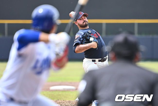 [OSEN=경산, 이석우 기자] 21일 경산 삼성라이온즈볼파크에서 2025 KBO 퓨처스리그 삼성 라이온즈와 롯데 자이언츠의 경기가 열렸다. 홈팀 삼성은 최예한이, 방문팀 롯데는 감보아가 선발 출전했다. 롯데 자이언츠 새 외국인 투수 감보아가 선발로 출전해 역투하고 있다. 2025.05.21 / foto0307@osen.co.kr
