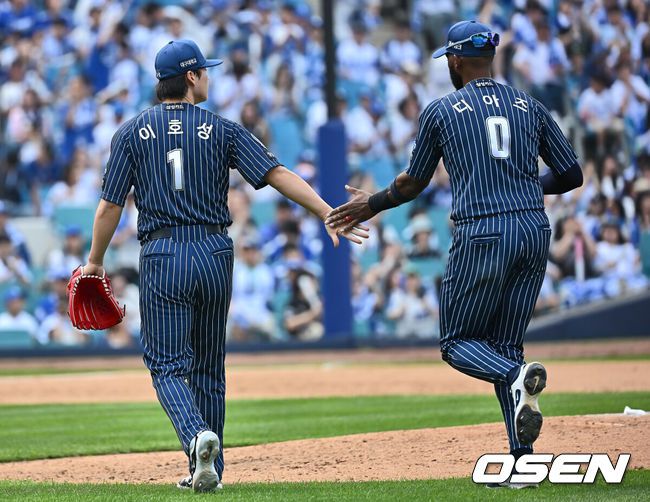 [OSEN=대구, 이석우 기자] 25일 대구삼성라이온즈파크에서 2025 신한 SOL 뱅크 KBO 리그 삼성 라이온즈와 KIA 타이거즈의 경기가 열렸다. 홈팀 삼성은 원태인이, 방문팀 KIA는 윤영철이 선발 출전했다. 삼성 라이온즈 이호성이 9회초 수비를 마치고 디아즈와 하이파이브를 하고 있다. 2025.05.25 / foto0307@osen.co.kr