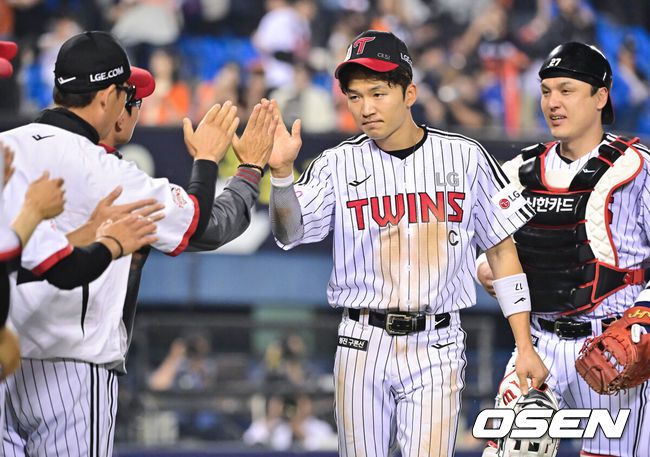 [OSEN=잠실, 박준형 기자] 1~2위 대결에서 LG가 웃었다. 프로야구 LG 트윈스가 한화 이글스에 한 점 차 승리를 거뒀다.LG는 27일 서울 잠실구장에서 열린 2025 KBO리그 한화와 시즌 6차전 맞대결에서 2-1로 승리했다. 올 시즌 잠실 한화전 4전승이다.경기종 료 후 LG 박해민이 염경엽 감독과 하이파이브를 하고 있다2025.05.27 / soul1014@osen.co.kr