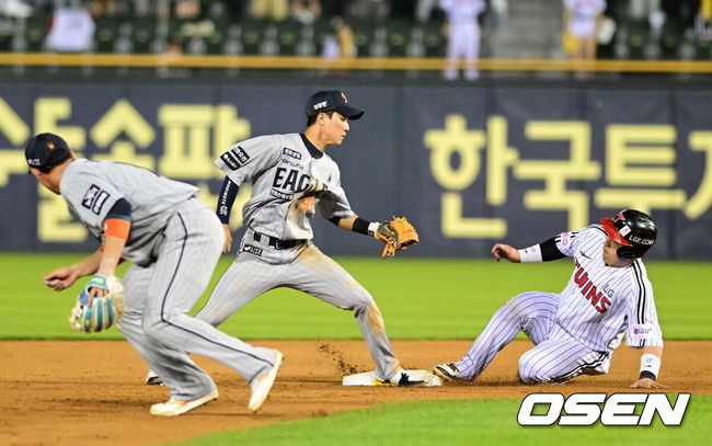 [OSEN=잠실, 지형준 기자] 28일 오후 서울 잠실구장에서 ‘2025 신한 SOL Bank KBO리그’ LG 트윈스와 한화 이글스의 경기가 열렸다.이날 LG는 코엔 윈, 한화는 코디 폰세를 선발투수로 내세웠다.7회말 무사 1,2루에서 견제에 걸린 LG 1루주자 박동원이 한화 황영묵에 앞서 세이프되고 있다. 2025.05.28 /jpnews@osen.co.kr
