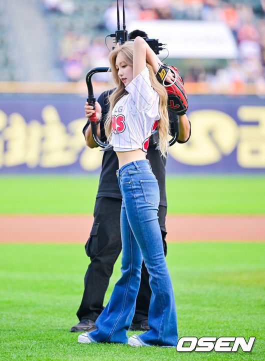 [OSEN=잠실, 박준형 기자] 27일 오후 서울 잠실구장에서 ‘2025 신한 SOL BANK KBO리그’ LG 트윈스와 한화 이글스의 경기가 진행됐다.이날 경기에서 LG은 임찬규를 한화는 황준서를 선발투수로 내세웠다.경기에 앞서 아이브 가을이 시구를 하고 있다.   2025.05.27 / soul1014@osen.co.kr