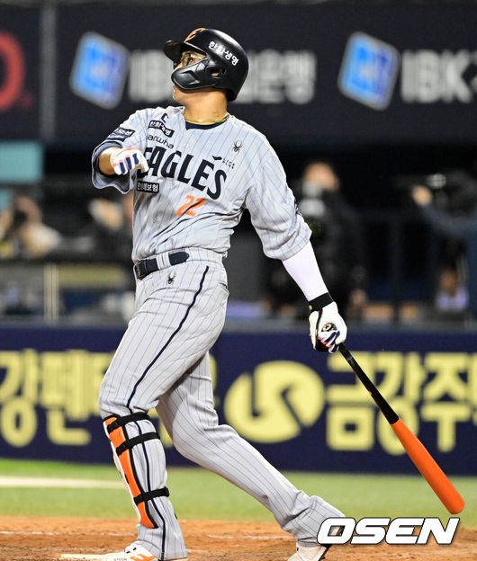 [OSEN=잠실, 지형준 기자] 28일 오후 서울 잠실구장에서 ‘2025 신한 SOL Bank KBO리그’ LG 트윈스와 한화 이글스의 경기가 열렸다.이날 LG는 코엔 윈, 한화는 코디 폰세를 선발투수로 내세웠다.연장 11회초 2사 1루에서 한화 채은성이 좌월 투런포를 날리고 있다. 2025.05.28 /jpnews@osen.co.kr