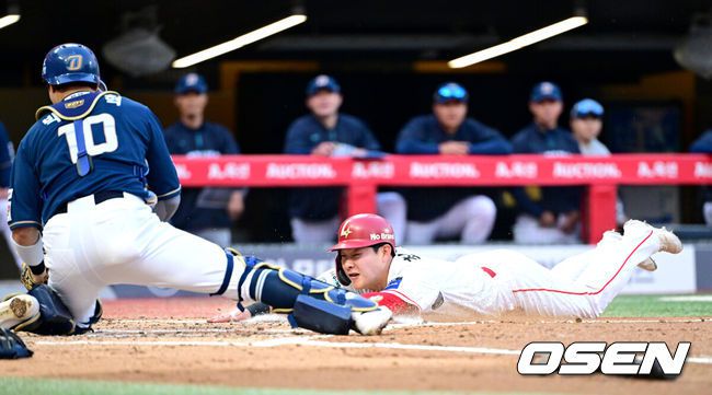 [OSEN=인천, 최규한 기자] 28일 인천 SSG랜더스필드에서 ‘2025 신한 SOL Bank KBO리그’ SSG 랜더스와 NC 다이노스의 경기가 열렸다.홈팀 SSG는 김광현, 방문팀 NC는 목지훈을 선발투수로 내세웠다.2회말 2사 만루 상황 SSG 최정의 2타점 2투타 때 1루 주자 최준우가 홈으로 내달려 슬라이딩 해 상대 실책을 틈타 세이프되고 있다. 2025.05.28 / dreamer@osen.co.kr