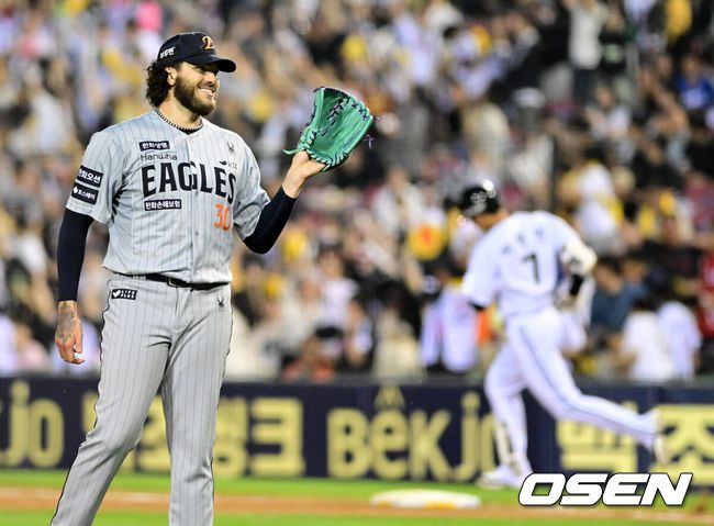 [OSEN=잠실, 지형준 기자] 28일 오후 서울 잠실구장에서 ‘2025 신한 SOL Bank KBO리그’ LG 트윈스와 한화 이글스의 경기가 열렸다.이날 LG는 코엔 윈, 한화는 코디 폰세를 선발투수로 내세웠다.6회말 1사에서 한화 폰세가 LG 이영빈에 우월 솔로포를 허용하며 아쉬워하고 있다. 2025.05.28 /jpnews@osen.co.kr