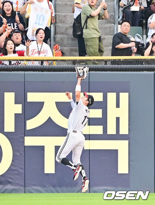 [OSEN=잠실, 박준형 기자] 27일 오후 서울 잠실구장에서 ‘2025 신한 SOL BANK KBO리그’ LG 트윈스와 한화 이글스의 경기가 진행됐다. 이날 경기에서 LG은 임찬규를 한화는 황준서를 선발투수로 내세웠다. 2회초 1사 한화 이진영의 타구를 박해민 중견수가 잡아내고 있다.  2025.05.27 / soul1014@osen.co.kr