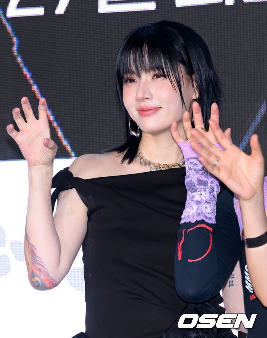 [OSEN=이대선 기자] 27일 오전 서울 강남구 SJ쿤스트할레에서 Mnet ‘월드 오브 스트릿 우먼 파이터’ 제작발표회가 열렸다.‘월드 오브 스우파’는 Mnet 메가 히트작 ‘스트릿 우먼 파이터’의 세 번째 시즌으로, 한국을 포함해 뉴질랜드, 미국, 일본, 호주까지 총 5개국 국가대항전으로 시청자들을 만날 예정이다. Mnet ‘월드 오브 스우파’는 오는 5월 27일(화) 오후10시 첫 방송된다. 댄스팀 범접 모니카가 포토타임을 가지고 있다. 2025.05.27 /sunday@osen.co.kr