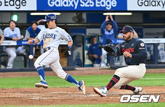 [OSEN=대구, 이석우 기자] 27일 대구삼성라이온즈파크에서 2025 신한 SOL 뱅크 KBO 리그 삼성 라이온즈와 롯데 자이언츠의 경기가 열렸다. 홈팀 삼성은 후라도가, 방문팀 롯데는 감보아가 선발 출전했다. 롯데 자이언츠 감보아가 2회말 2사 2,3루 삼성 라이온즈 김성윤 타석때 폭투를 던지고 홈으로 쇄도하는 김지찬을 막으려 했으나 실패하고 있다. 2025.05.27 / foto0307@osen.co.kr