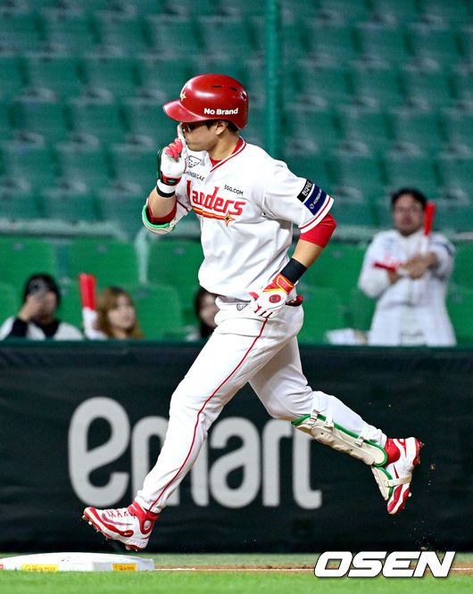 [OSEN=인천, 최규한 기자] 28일 인천 SSG랜더스필드에서 ‘2025 신한 SOL Bank KBO리그’ SSG 랜더스와 NC 다이노스의 경기가 열렸다.홈팀 SSG는 김광현, 방문팀 NC는 목지훈을 선발투수로 내세웠다.6회말 무사 SSG 한유섬이 달아나는 우중간 솔로포를 치고 그라운드를 돌며 세리머니를 펼치고 있다. 개인통산 200홈런 기록. 2025.05.28 / dreamer@osen.co.kr