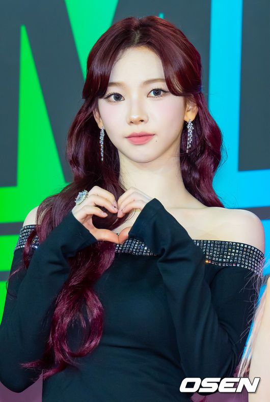 [OSEN=이대선 기자] 25일 오후 인천 중구 인스파이어 리조트 그랜드 볼룸에서 2024 SBS 가요대전 레드카펫 행사가 열렸다.이번 ‘가요대전’에는 8년 만에 돌아온 지드래곤을 비롯해 키(KEY), 2NE1, NCT 127, NCT DREAM, Stray Kids (스트레이 키즈), (여자)아이들, ATEEZ(에이티즈), WayV, ITZY, 투모로우바이투게더, 이영지, CRAVITY, TREASURE(트레저), aespa, ENHYPEN(엔하이픈), IVE, NMIXX, LE SSERAFIM, 뉴진스(NewJeans), BOYNEXTDOOR, ZEROBASEONE, 라이즈(RIIZE), TWS 투어스), NCT WISH, 아일릿(ILLIT), BABYMONSTER, NEXZ, izna(이즈나)까지 총 29팀이 출연한다.그룹 에스파 카리나가 레드카펫을 밟고 있다. 2024.12.25 /sunday@osen.co.kr