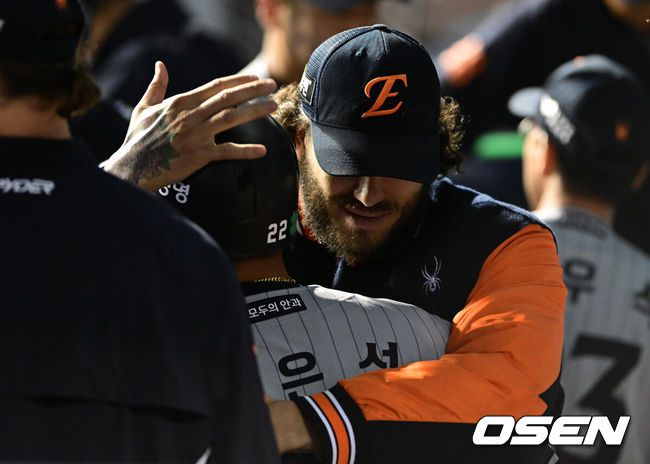 [OSEN=잠실, 지형준 기자] 28일 오후 서울 잠실구장에서 ‘2025 신한 SOL Bank KBO리그’ LG 트윈스와 한화 이글스의 경기가 열렸다.이날 LG는 코엔 윈, 한화는 코디 폰세를 선발투수로 내세웠다.연장 11회초 2사 1루에서 한화 채은성이 좌월 투런포를 날리고 폰세와 기뻐하고 있다. 2025.05.28 /jpnews@osen.co.kr