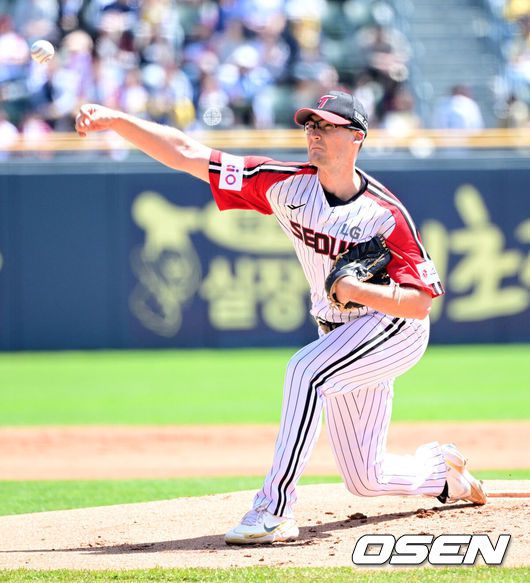 [OSEN=잠실, 지형준 기자] 4일 오후 서울 잠실야구장에서 2025 신한 SOL Bank KBO리그 LG 트윈스와 SSG 랜더스의 경기가 열렸다.이날 엘리에이저 에르난데스의 부상 대체 외국인투수로 LG에 입단한 코엔 윈이 KBO리그 데뷔전을 갖는다. SSG 선발은 박종훈.1회 LG 코엔 윈이 투구를 준비하고 있다. 2025.05.04 /jpnews@osen.co.kr