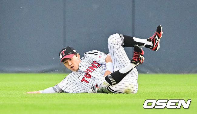 [OSEN=잠실, 박준형 기자] 27일 오후 서울 잠실구장에서 ‘2025 신한 SOL BANK KBO리그’ LG 트윈스와 한화 이글스의 경기가 진행됐다.이날 경기에서 LG은 임찬규를 한화는 황준서를 선발투수로 내세웠다.3회초 한화 선두타자 최재훈의 타구를 LG 박해민 중견수가 잡아내고 있다. 2025.05.27 / soul1014@osen.co.kr