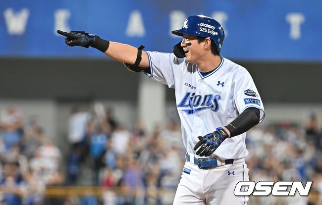 [OSEN=대구, 이석우 기자] 29일 대구삼성라이온즈파크에서 2025 신한 SOL 뱅크 KBO 리그 삼성 라이온즈와 롯데 자이언츠의 경기가 열렸다. 홈팀 삼성은 최원태가, 방문팀 롯데는 박세웅이 선발 출전했다. 삼성 라이온즈 구자욱이 6회말 1사 1,2루 중견수 왼쪽 1타점 안타를 치고 환호하고 있다. 2025.05.29 / foto0307@osen.co.kr
