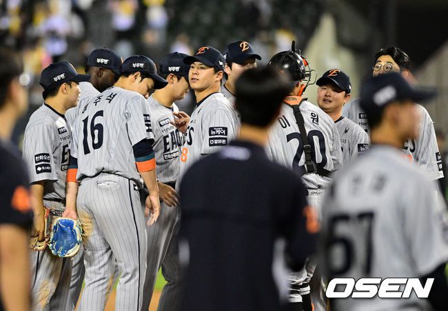 [OSEN=잠실, 지형준 기자] 프로야구 한화 이글스가 LG 트윈스를 꺾고 전날 패배를 설욕했다.한화는28일 서울 잠실구장에서 열린 2025 KBO리그 LG와 시즌 7차전 맞대결에서 연장 11회 6-5승리를 거뒀다. 채은성이 결승 홈런으로 승리를 이끌었다.한화는 2위 자리를 지키며 1위 LG와 승차를 2.5경기 차이로 좁혔다.경기를 마치고 한화 선수들이 승리를 기뻐하고 있다. 2025.05.28 /jpnews@osen.co.kr
