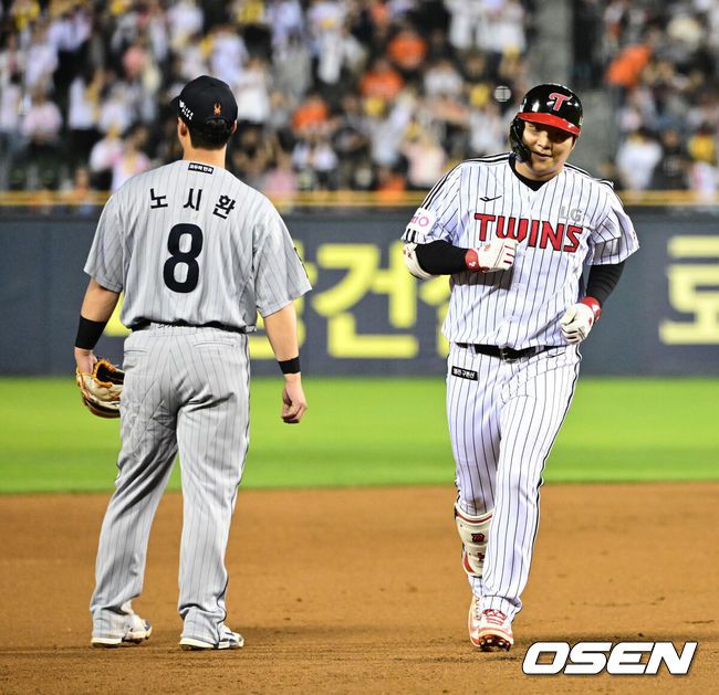 [OSEN=잠실, 지형준 기자] 29일 오후 서울 잠실구장에서 ‘2025 신한 SOL Bank KBO리그’ LG 트윈스와 한화 이글스의 경기가 열렸다.이날 LG는 손주영, 한화는 라이언 와이스를 선발투수로 내세웠다.6회말 1사에서 LG 문보경이 동점 우월 솔로포를 날리며 그라운드를 돌고 있다. 2025.05.29 /jpnews@osen.co.kr