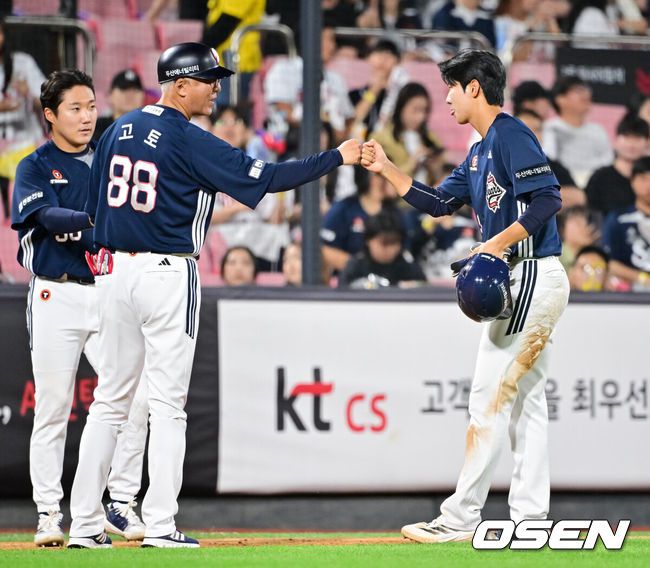 [OSEN=수원, 박준형 기자]  28일 오후 수원 KT위즈파크에서 열린 ‘2025 신한 SOL BANK KBO리그’ KT 위즈와 두산 베어스의 경기가 진행됐다.이날 경기에는 KT는 쿠에바스를, 두산을 최민석을 선발투수로 내세웠다.6회초 이닝종료 후 두산 고토 코치가 데뷔 첫 안타 신고한 김준상과 하이파이브를 하고 있다.  2025.05.28 / soul1014@osen.co.kr