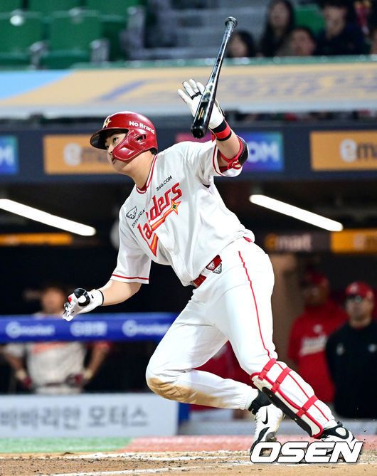 [OSEN=인천, 최규한 기자] 29일 인천 SSG랜더스필드에서 ‘2025 신한 SOL Bank KBO리그’ SSG 랜더스와 NC 다이노스의 경기가 열렸다.이날 홈팀 SSG은 김건우, 방문팀 NC는 로건 앨런을 선발로 내세웠다.7회말 2사 주자없는 상황 SSG 고명준이 좌익선상 2루타를 날리고 있다. 2025.05.29 / dreamer@osen.co.kr