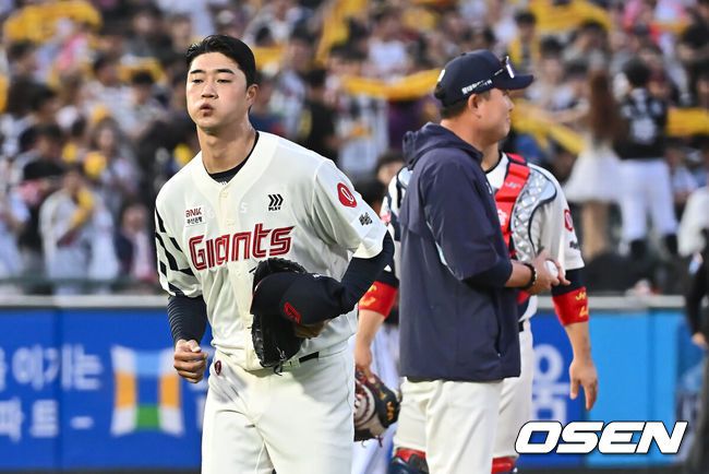 [OSEN=부산, 이석우 기자] 20일 부산 사직야구장에서 2025 신한 SOL 뱅크 KBO 리그 롯데 자이언츠와 LG 트윈스의 경기가 열렸다. 홈팀 롯데는 윤성빈, 방문팀 LG는 송승기가 선발 출전했다.롯데 자이언츠 선발 투수 윤성빈이 2회초 6실점 후 교체되고 있다. 2025.05.20 / foto0307@osen.co.kr