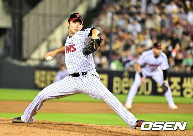 [OSEN=잠실, 지형준 기자] 29일 오후 서울 잠실구장에서 ‘2025 신한 SOL Bank KBO리그’ LG 트윈스와 한화 이글스의 경기가 열렸다.이날 LG는 손주영, 한화는 라이언 와이스를 선발투수로 내세웠다.9회초 LG 김영우가 역투하고 있다. 2025.05.29 /jpnews@osen.co.kr