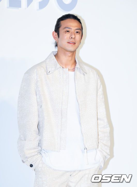 [OSEN=김성락 기자] 26일 오후 서울 성수동 XYZ SEOUL에서 한 뷰티브랜드의 신제품 출시 기념 팝업 포토월 행사가 열렸다. 이날 행사에는 걸그룹 미야오, 레드벨벳 슬기, 빈지노, 코드 쿤스트 모델 홍태준, 곽지영&김원중 부부, 배우 변요한, 남윤수, 원지안, 로운, 이동욱, 배두나가 참석했다. 가수 빈지노가 행사장으로 입장하고 있다. 2025.03.26 / ksl0919@osen.co.kr