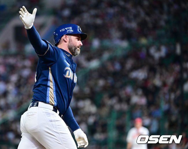 [OSEN=인천, 최규한 기자] 29일 인천 SSG랜더스필드에서 ‘2025 신한 SOL Bank KBO리그’ SSG 랜더스와 NC 다이노스의 경기가 열렸다.이날 홈팀 SSG은 김건우, 방문팀 NC는 로건 앨런을 선발로 내세웠다.5회초 2사 주자없는 상황 NC 데이비슨이 동점 중월 솔로포를 날리고 그라운드를 돌며 기뻐하고 있다. 2025.05.29 / dreamer@osen.co.kr