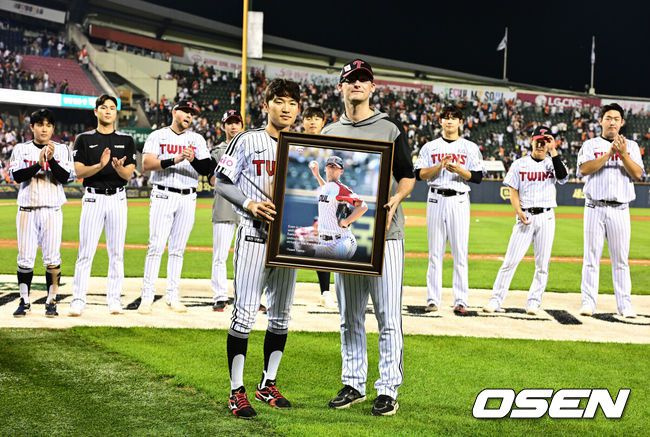 [OSEN=잠실, 지형준 기자] 프로야구 한화 이글스가 LG 트윈스를 꺾고 전날 패배를 설욕했다.한화는28일 서울 잠실구장에서 열린 2025 KBO리그 LG와 시즌 7차전 맞대결에서 연장 11회 6-5승리를 거뒀다. 채은성이 결승 홈런으로 승리를 이끌었다.한화는 2위 자리를 지키며 1위 LG와 승차를 2.5경기 차이로 좁혔다.경기를 마치고 LG 코엔 윈이 고별식을 갖고 박해민과 기념 촬영을 하고 있다. 2025.05.28 /jpnews@osen.co.kr