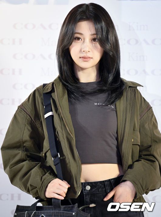 [OSEN=조은정 기자]10일 오전 서울 송파구 롯데백화점 에비뉴엘 잠실에서 코치와 마뗑킴의 컬래버레이션 컬렉션 출시 기념 포토월 행사가 열렸다.이날 행사에는 배우 장다아, 르세라핌 허윤진, 홍은채, 더보이즈 현재가 참석했다.르세라핌 허윤진이 포즈를 취하고 있다. 2025.01.10 /cej@osen.co.kr