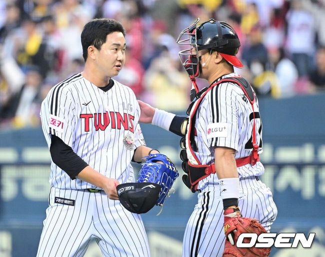 [OSEN=타이베이(대만), 이대선 기자] 18일 오후 대만 타이베이 티엔무야구장에서 세계야구소프트볼연맹(WBSC) 프리미어12 2024 B조 대한민국과 호주의 경기가 열렸다.대한민국은 5차전 선발투수로 고영표, 호주는 티모시 애서튼을 내세웠다.4회초 2사 1루에서 한국 유영찬이 역투하고 있다. 2024.11.18 /sunday@osen.co.kr