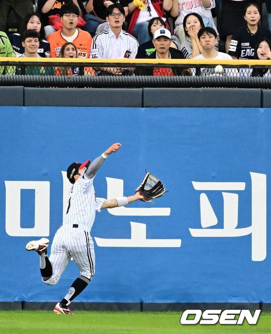 [OSEN=잠실, 지형준 기자] 29일 오후 서울 잠실구장에서 ‘2025 신한 SOL Bank KBO리그’ LG 트윈스와 한화 이글스의 경기가 열렸다.이날 LG는 손주영, 한화는 라이언 와이스를 선발투수로 내세웠다.3회초 2사 1루에서 LG 박해민이 한화 플로리얼의 안타성 타구를 처리하고 있다. 2025.05.29 /jpnews@osen.co.kr