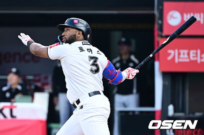 [OSEN=수원, 최규한 기자] 30일 수원 KT위즈파크에서 ‘2025 신한 SOL Bank KBO리그’ KT 위즈와 KIA 타이거즈의 경기가 열렸다.홈팀 KT는 헤이수스, 방문팀 KIA는 김도현을 선발로 내세웠다.3회말 1사 만루 상황 KT 로하스가 선제 1타점 희생플라이를 날리고 있다. 2025.05.30 / dreamer@osen.co.kr