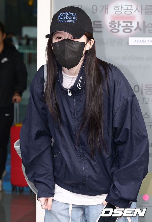 [OSEN=인천공항, 조은정 기자]배우 고윤정이 30일 인천국제공항을 통해 발리로 tvN 토일드라마 ‘언젠가는 슬기로울 전공의생활(이하 ‘언슬전')’ 포상휴가를 떠났다.'언슬전'은 생과 사가 공존하는 산부인과에서 인생의 시작과 끝을 마주하며 성장하는 청춘들의 이야기로 지난 18일 최종회에서 자체 최고 시청률을 기록하며 성공적으로 막을 내렸다.고윤정이 출국장으로 이동하며 포즈를 취하고 있다. 2025.05.30 /cej@osen.co.kr