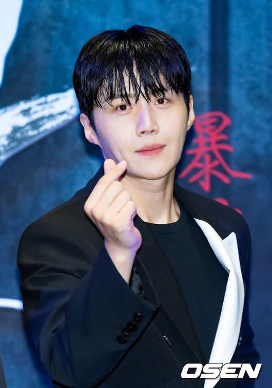 [OSEN=민경훈 기자] 15일 오전 서울 강남구 삼성동 그랜드 인터컨티넨탈 서울 파르나스 그랜드볼룸에서디즈니+ 오리지널 시리즈 '폭군'(박훈정 감독) 제작보고회가 열렸다.'폭군'은 '폭군 프로그램’의 마지막 샘플이 배달사고로 사라진 후 각기 다른 목적으로 그것을 차지하기 위해 모여든 사람들이 서로 쫓고 쫓기게 되는 이야기를 그린 추격 액션 스릴러.배우 김선호가 무대 위에서 포토타임을 갖고 있다. 2024.07.15 / rumi@osen.co.kr