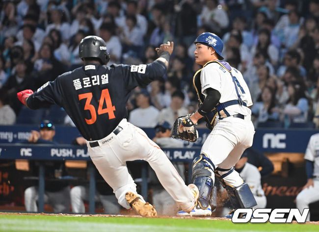 [OSEN=창원, 이석우 기자] 30일 창원NC파크에서 2025 신한 SOL 뱅크 KBO 리그 NC 다이노스와 한화 이글스의 경기가 열렸다. 홈팀 NC는 라일리가, 방문팀 한화는 류현진이 선발 출전했다. 한화 이글스 플로리얼이 5회초 무사 2루 하주석의 3루수 앞 번트때 실책을 틈타 득점을 올리고 있다. 2025.05.30 / foto0307@osen.co.kr
