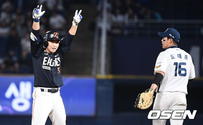 [OSEN=창원, 이석우 기자] 30일 창원NC파크에서 2025 신한 SOL 뱅크 KBO 리그 NC 다이노스와 한화 이글스의 경기가 열렸다. 홈팀 NC는 라일리가, 방문팀 한화는 류현진이 선발 출전했다. 한화 이글스 문현빈이 7회초 1사 2,3루 중견수 뒤 2타점 2루타를 치고 세리머니를 하고 있다. 2025.05.30 / foto0307@osen.co.kr