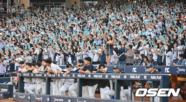 [OSEN=창원, 이석우 기자] 30일 창원NC파크에서 2025 신한 SOL 뱅크 KBO 리그 NC 다이노스와 한화 이글스의 경기가 열렸다. 홈팀 NC는 라일리가, 방문팀 한화는 류현진이 선발 출전했다. NC 다이노스 팬들이 열띤 응원을 펼치고 있다. 2025.05.30 / foto0307@osen.co.kr