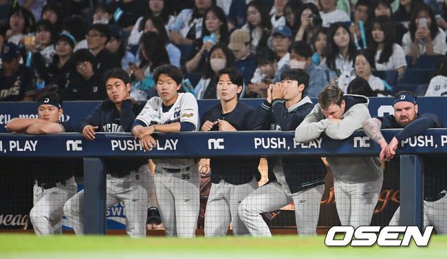 [OSEN=창원, 이석우 기자] 30일 창원NC파크에서 2025 신한 SOL 뱅크 KBO 리그 NC 다이노스와 한화 이글스의 경기가 열렸다. 홈팀 NC는 라일리가, 방문팀 한화는 류현진이 선발 출전했다. NC 다이노스 선수들이 패색이 짙어오자 어두운 표정으로 경기를 지켜보고 있다. 2025.05.30 / foto0307@osen.co.kr