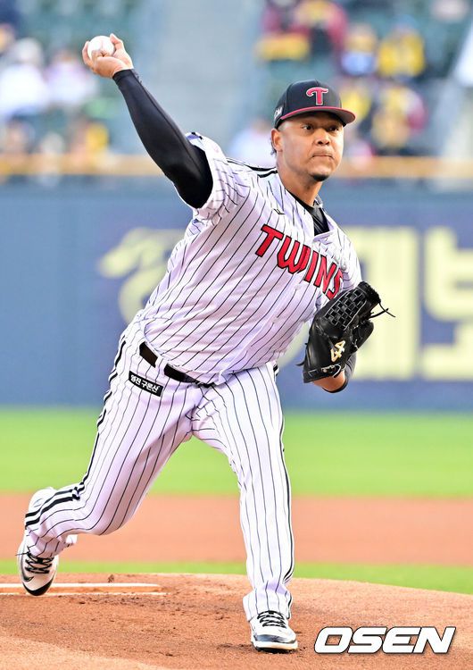 [OSEN=잠실, 민경훈 기자] 15일 서울 잠실야구장에서 2025 신한 SOL Bank KBO리그 LG 트윈스와 삼성 라이온즈의 경기가 열렸다.이날 LG는 에르난데스, 삼성은 후라도를 선발로 내세웠다.LG 선발 에르난데스가 마운드 위에서 힘차게 공을 뿌리고 있다. 2025.04.15 / rumi@osen.co.kr