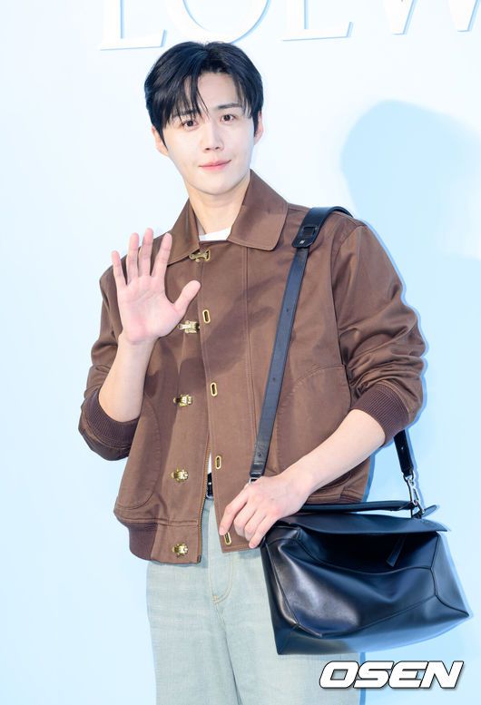 [OSEN=이대선 기자] 29일 오후 서울 강남구 까사 로에베 서울에서 하이엔드 명품 패션 브랜드의 컬렉션 및 전시회가 열렸다.이날 행사에는 에스파 지젤, 보이넥스트도어 태산&운학, 방송인 기은세, 축구선수 황희찬, 배우 김선호, 배우 이민정이 참석해 자리를 빛냈다.배우 김선호가 포토타임을 가지고 있다. 2025.05.29 /sunday@osen.co.kr