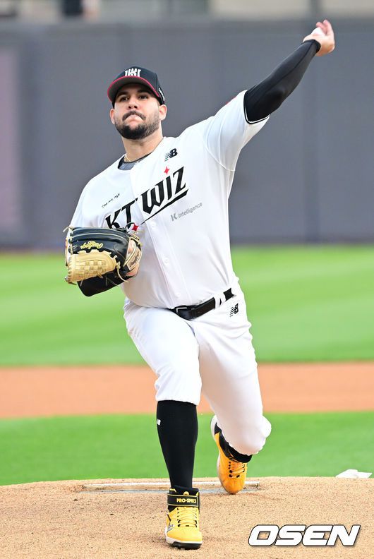 [OSEN=수원, 최규한 기자] 30일 수원 KT위즈파크에서 ‘2025 신한 SOL Bank KBO리그’ KT 위즈와 KIA 타이거즈의 경기가 열렸다.홈팀 KT는 헤이수스, 방문팀 KIA는 김도현을 선발로 내세웠다.1회초 KT 선발 헤이수스가 힘차게 공을 뿌리고 있다. 2025.05.30 / dreamer@osen.co.kr