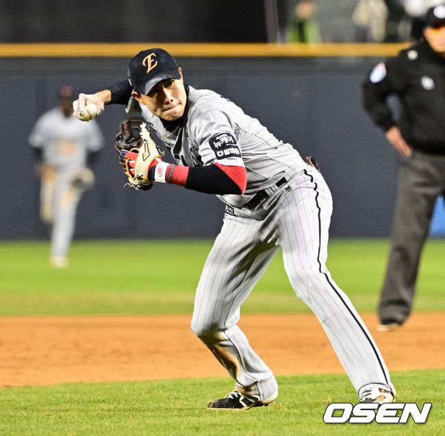 [OSEN=지형준 기자] 외국인타자 에스테반 플로리얼이 지옥과 천당을 오간 한화 이글스가 접전 끝 두산 베어스를 잡고 연패를 끊어냈다.프로야구 한화 이글스는 9일 서울 잠실구장에서 열린 2025 신한 SOL뱅크 KBO리그 두산 베어스와의 시즌 2차전에서 5-4로 승리했다.한화는 전날 끝내기패배 설욕과 함께 2연패에서 탈출하며 시즌 5승 10패를 기록했다. 반면 3연승이 좌절된 두산은 하루 만에 5할 승률이 무너졌다. 7승 8패.9회말 1사 3루에서 한화 심우준이 두산 김기연의 유격수 땅볼에 홈으로 송구하고 있다. 2025.04.09 / jpnews@osen.co.kr