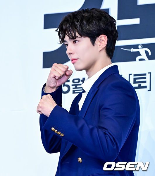 [OSEN=지형준 기자] 29일 오후 서울 구로구 신도림동 더링크서울 트리뷰트 포트폴리오 호텔에서 JTBC 새 토일드라마 ‘굿보이’ 제작발표회가 열렸다.‘굿보이’는 특채로 경찰이 된 전직 국가대표들이 메달 대신 경찰 신분증을 목에 걸고, 비양심과 반칙이 판치는 세상에 맞서는 코믹 액션 청춘 수사극. 박보검, 김소현, 이상이, 허성태, 태원석은 강력범죄 대응을 위한 특수팀으로 뭉쳐 각자의 주특기를 무기삼아 이 땅에 정의로운 ‘룰’을 알릴 예정이다.배우 박보검이 포토타임을 하고 있다. 2025.05.29 /jpnews@osen.co.kr