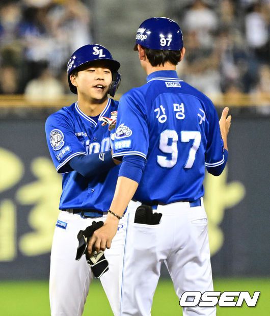 [OSEN=잠실, 지형준 기자] 30일 오후 서울 잠실구장에서 ‘2025 신한 SOL Bank KBO리그’ LG 트윈스와 삼성 라이온즈의 경기가 열렸다.이날 LG는 엘리에이저 에르난데스, 삼성은 이승현을 선발투수로 내세웠다.8회초 2사 만루에서 삼성 양도근이 2타점 우전 적시타를 날리며 강명구 코치과 기뻐하고 있다. 2025.05.30 /jpnews@osen.co.kr