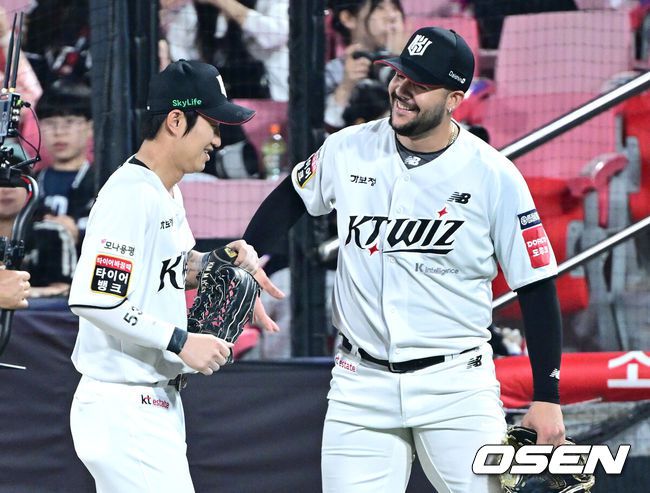 [OSEN=수원, 최규한 기자] 30일 수원 KT위즈파크에서 ‘2025 신한 SOL Bank KBO리그’ KT 위즈와 KIA 타이거즈의 경기가 열렸다.홈팀 KT는 헤이수스, 방문팀 KIA는 김도현을 선발로 내세웠다.6회초 2사 1, 2루 상황 KIA 이우성을 외야 뜬공으로 이끌며 실점없이 이닝을 마무리지은 KT 선발 헤이수스가 더그아웃으로 향하며 좌익수 김민혁과 인사를 나누고 있다. 2025.05.30 / dreamer@osen.co.kr