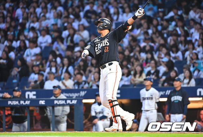 [OSEN=창원, 이석우 기자] 30일 창원NC파크에서 2025 신한 SOL 뱅크 KBO 리그 NC 다이노스와 한화 이글스의 경기가 열렸다. 홈팀 NC는 라일리가, 방문팀 한화는 류현진이 선발 출전했다. 한화 이글스 채은성이 4회초 좌중월 역전 솔로 홈런을 치고 있다. 2025.05.30 / foto0307@osen.co.kr