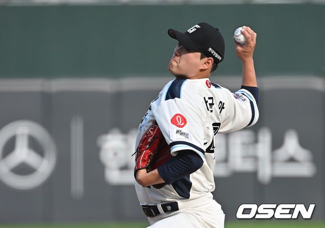 [OSEN=부산, 이석우 기자] 31일 부산 사직야구장에서 2025 신한 SOL 뱅크 KBO 리그 롯데 자이언츠와 SSG 랜더스의 경기가 열렸다. 홈팀 롯데는 나균안이, 방문팀 SSG는 전영준이 선발 출전했다.롯데 자이언츠 선발 투수 나균안이 역투하고 있다. 2025.05.31 / foto0307@osen.co.kr