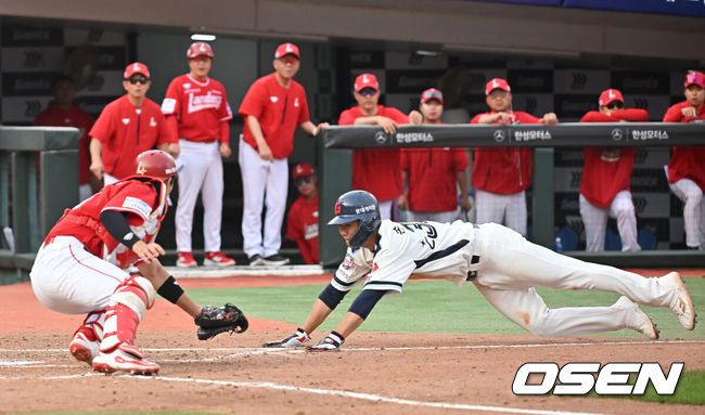 [OSEN=부산, 이석우 기자] 31일 부산 사직야구장에서 2025 신한 SOL 뱅크 KBO 리그 롯데 자이언츠와 SSG 랜더스의 경기가 열렸다. 홈팀 롯데는 나균안이, 방문팀 SSG는 전영준이 선발 출전했다.롯데 자이언츠 손호영이 4회말 2사 1,2루 유강남의 좌익수 왼쪽 뒤 1타점 안타때 홈에서 아웃되고 있다. 2025.05.31 / foto0307@osen.co.kr